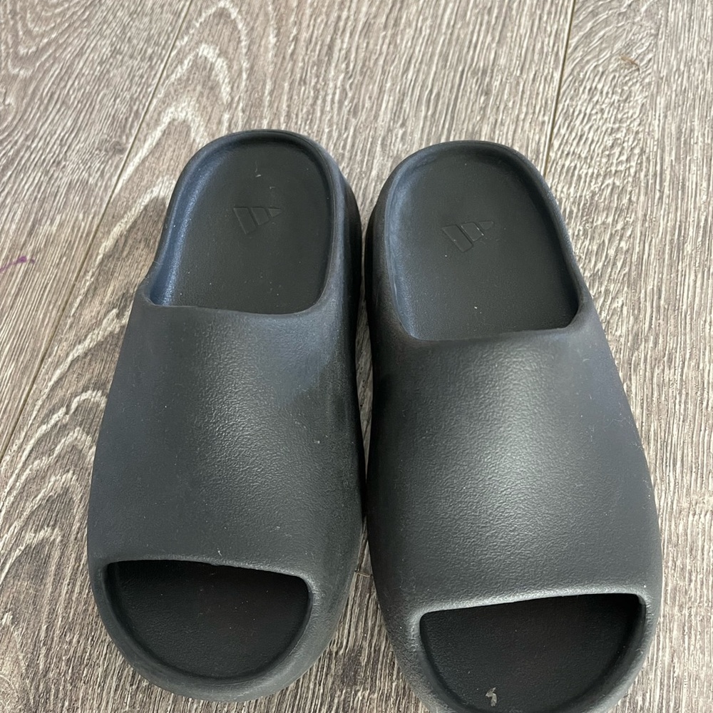 Kids Yeezy slides
